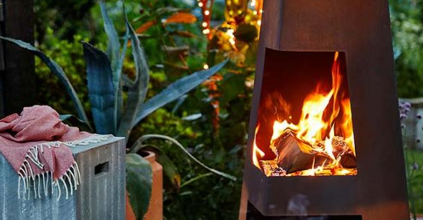 Rouille brûlante en bois survivant à la pyramide extérieure du feu de Chiminea d'obélisque en acier