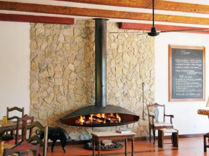 Le noir a enduit la cheminée suspendue par Heater Wall Mounted Wood Hanging d'intérieur