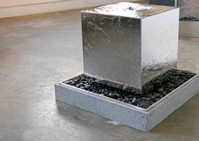 Fontaine d'eau de cascade noire de cube en acier inoxydable de l'eau décorative publique