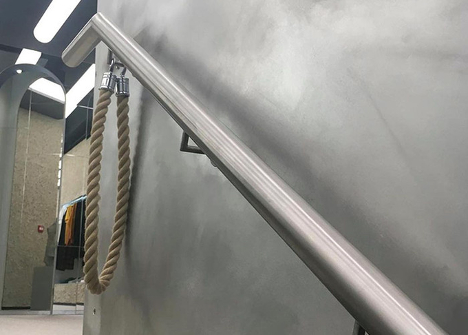 Les escaliers d'intérieur de luxe modernes préfabriqués en métal ont adapté l'escalier aux besoins du client droit