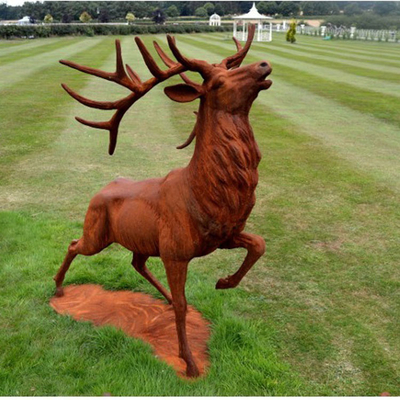 La fonte s'est rouillée service extérieur grandeur nature d'OEM de statues de cerfs communs