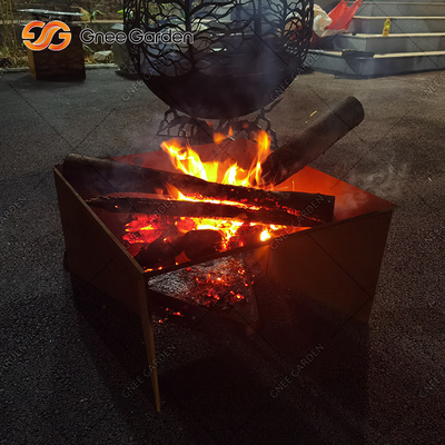 Puits et BARBECUE en acier brûlants en bois du feu de jardin en métal de Corten