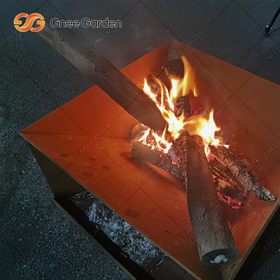 Puits et BARBECUE en acier brûlants en bois du feu de jardin en métal de Corten