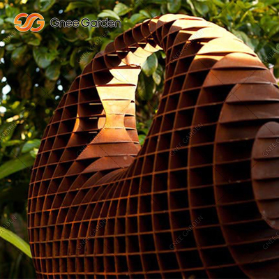 Statue classique en acier de sculpture en ornement de statue de jardin en métal d'or de Corten