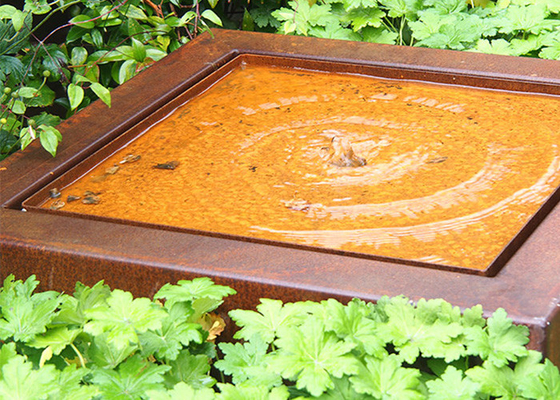 L'eau décorative extérieure de sculpture en jardin en métal comporte adapté aux besoins du client