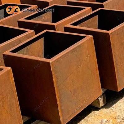 Le planteur rustique en acier en métal de Corten de place enferme dans une boîte la coupe de laser