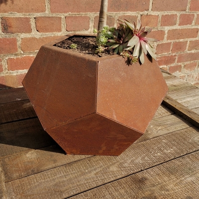 Le laser a coupé le pot de fleur extérieur de jardin en acier de planteur de Corten