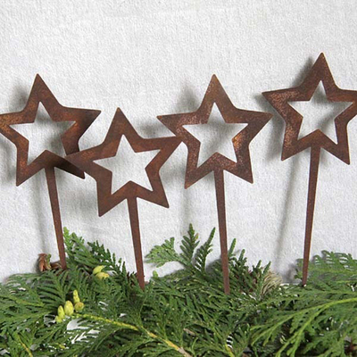 Le jardin en acier de altération superficiel par les agents en forme d'étoile en métal ornemente la décoration de Noël