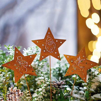 Le jardin en acier de altération superficiel par les agents en forme d'étoile en métal ornemente la décoration de Noël