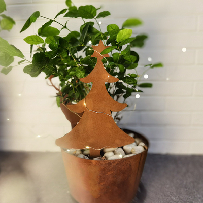 Le jardin rouillé en acier en métal de Corten ornemente la décoration formée d'arbre de Noël