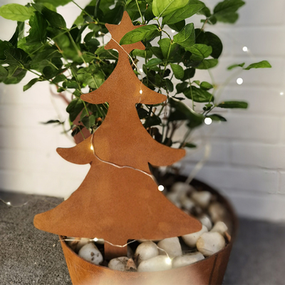 Le jardin rouillé en acier en métal de Corten ornemente la décoration formée d'arbre de Noël