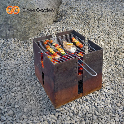 Gril de barbecue de foyer ouvert brûlant du bois en métal pour la cuisine extérieure de jardin