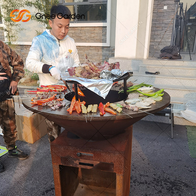 Les amis de famille GRILLENT TOUT ENTIER le gril en acier de barbecue de Brasero de gril de Corten de rouille extérieure en acier