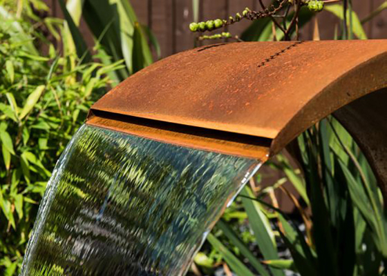 la fontaine d'eau rouillée par 65cm de boule a adapté la décoration aux besoins du client extérieure