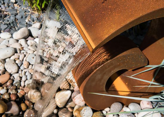la fontaine d'eau rouillée par 65cm de boule a adapté la décoration aux besoins du client extérieure