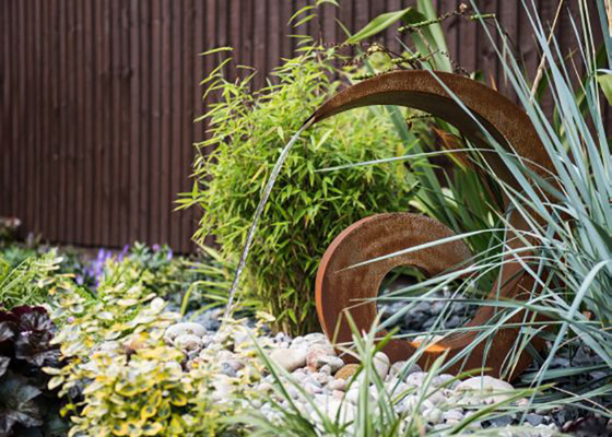 la fontaine d'eau rouillée par 65cm de boule a adapté la décoration aux besoins du client extérieure