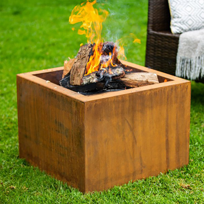 Puits brûlant en bois extérieur 600 x 600 X H500mm du feu en métal de place