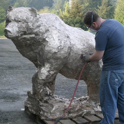 L'ours blanc en bronze extérieur de jardin de Gnee sculptent grandeur nature adapté aux besoins du client