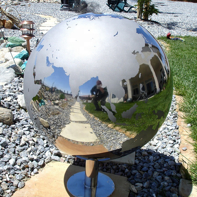 Le globe poli par jardin du monde de sculpture en sphère en métal de Gnee sculptent fait main