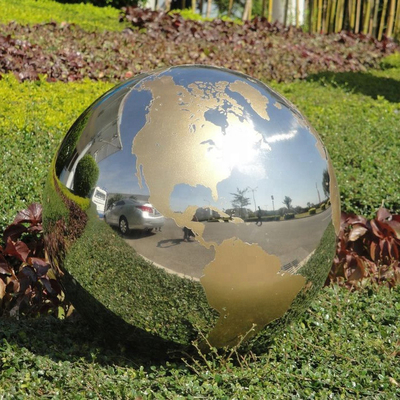 Le globe poli par jardin du monde de sculpture en sphère en métal de Gnee sculptent fait main