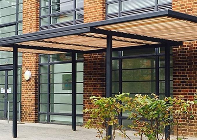Pergola noire imperméable en métal