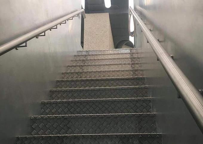 Les escaliers d'intérieur de luxe modernes préfabriqués en métal ont adapté l'escalier aux besoins du client droit
