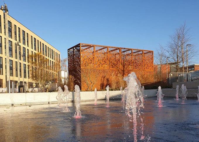 La façade plaquée de mur extérieur lambrisse l'écran en acier de Corten