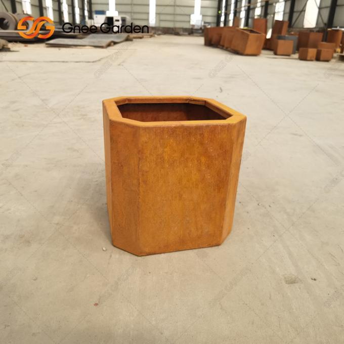 Le laser a coupé les pots et les planteurs de fleur polygonaux décoratifs de fleur de jardin de jardin extérieur en gros polygonal de pot