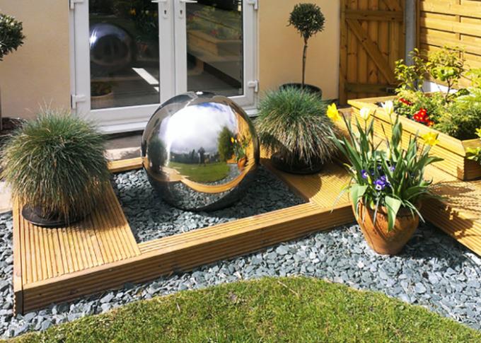 La grande sphère extérieure moderne en métal de jardin a formé la fontaine d'eau en acier de Corten de caractéristique de l'eau