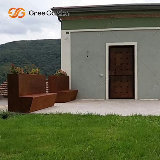 Banc conçu par meubles extérieurs faits sur commande d'acier de Corten avec le planteur