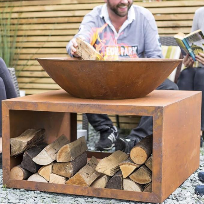 Le feu en acier extérieur Pit Large Corten Steel Brazier avec le support en bois de stockage