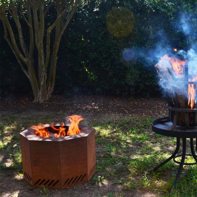 Bois extérieur de feu de camp de jardin brûlant la cuvette de feu en acier en métal de Corten autour du puits rustique du feu