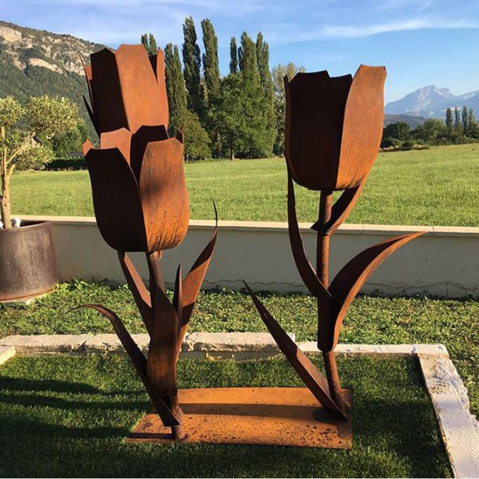 La fleur a formé la belle sculpture en acier en jardin de Corten pour l'arrière-cour extérieure