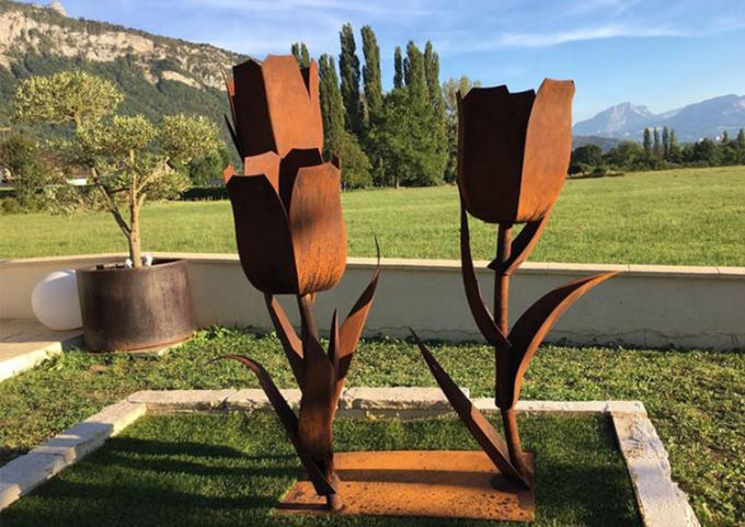 La fleur a formé la belle sculpture en acier en jardin de Corten pour l'arrière-cour extérieure