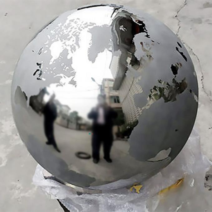 La sphère polie en métal sculpte la sculpture faite main en acier inoxydable de globe de carte du monde