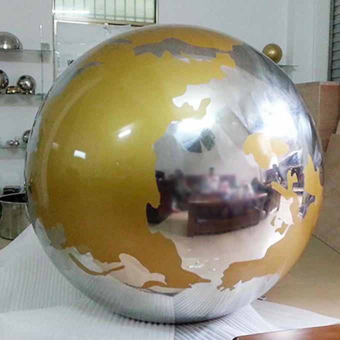La sphère polie en métal sculpte la sculpture faite main en acier inoxydable de globe de carte du monde