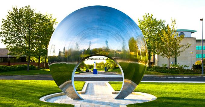 Miroir de jardin de porte de lune le grand a poli la sculpture en sphère d'acier inoxydable